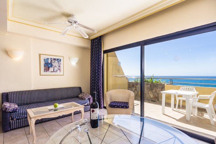 Imagen de los interiores del Hotel Bluebay Beach Club. Foto 5