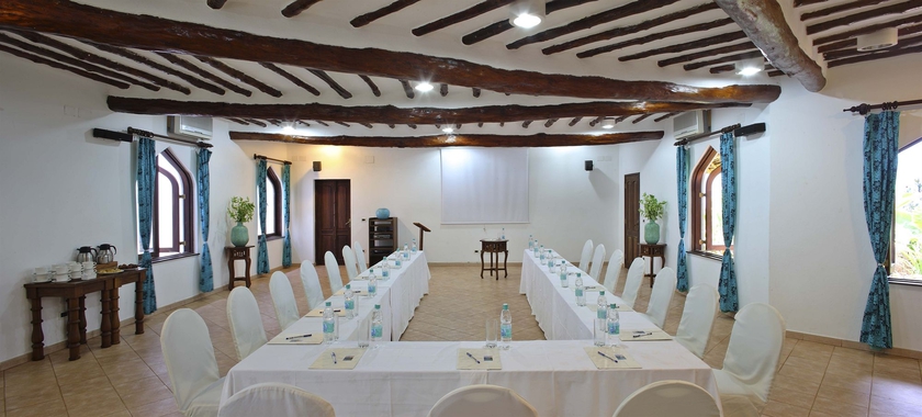 Imagen de los interiores del Hotel Bluebay Beach Resort and Spa. Foto 14