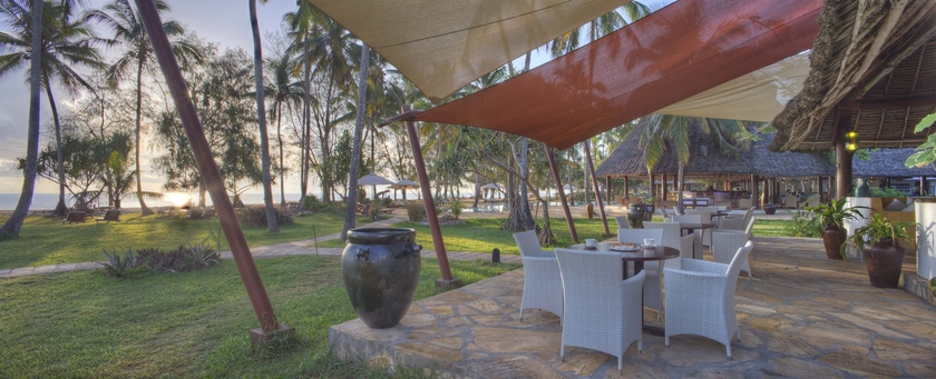 Imagen del bar/restaurante del Hotel Bluebay Beach Resort and Spa. Foto 3