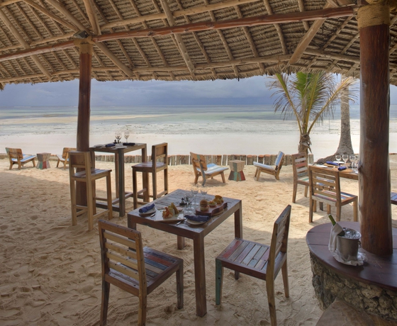 Imagen del bar/restaurante del Hotel Bluebay Beach Resort and Spa. Foto 5
