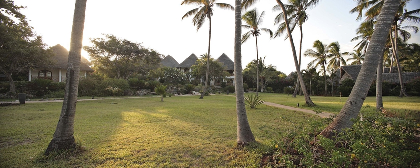 Imagen de los exteriores del Hotel Bluebay Beach Resort and Spa. Foto 11