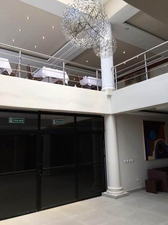 Imagen de los interiores del Hotel Bluebay Hôtel Abidjan. Foto 11