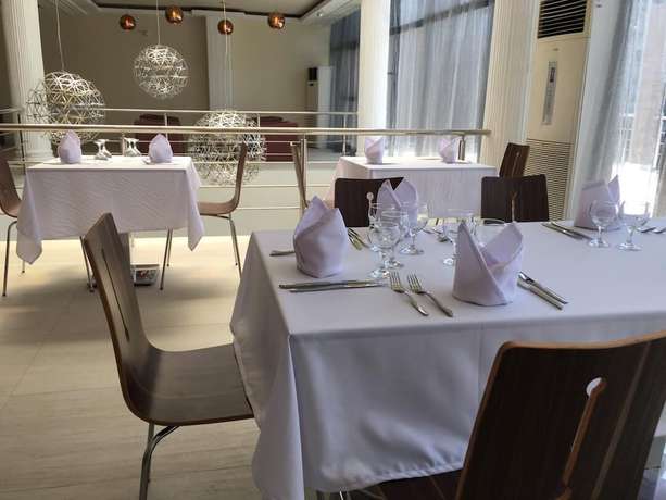 Imagen del bar/restaurante del Hotel Bluebay Hôtel Abidjan. Foto 3