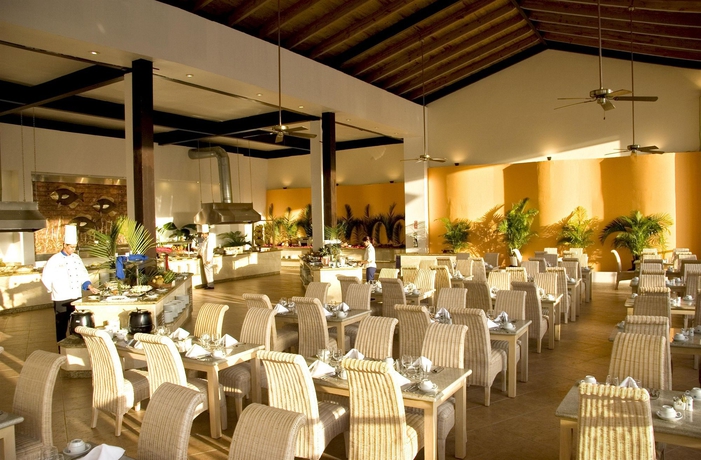 Imagen del bar/restaurante del Hotel Bluebay Villas Doradas - Adults Only - All Inclusive. Foto 2
