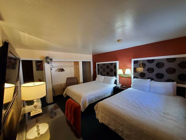 Imagen general del Hotel Bluebird Day Inn and Suites. Foto 1