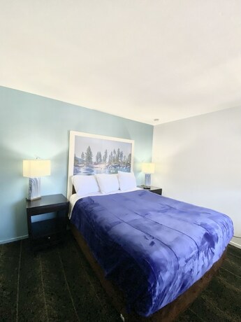 Imagen de la habitación del Hotel Bluebird Day Inn and Suites. Foto 11