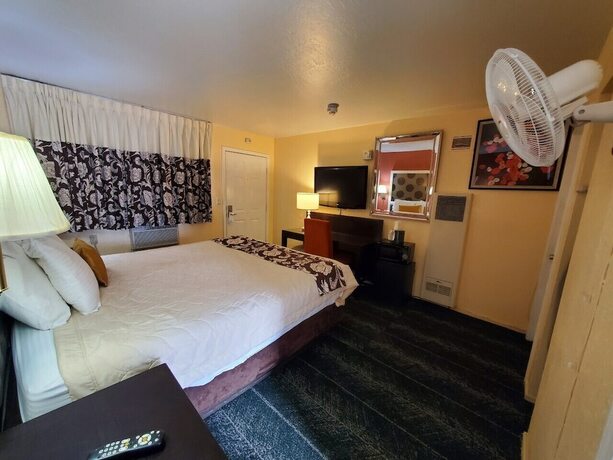 Imagen de la habitación del Hotel Bluebird Day Inn and Suites. Foto 14