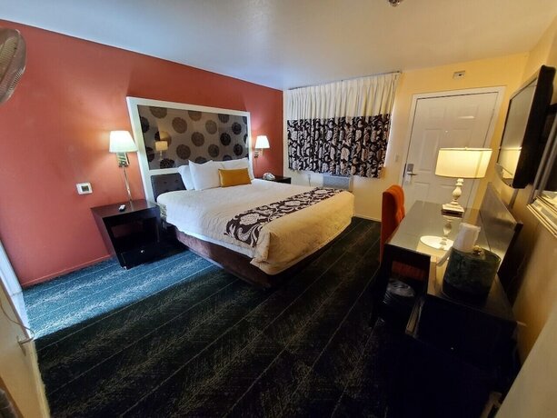 Imagen de la habitación del Hotel Bluebird Day Inn and Suites. Foto 15