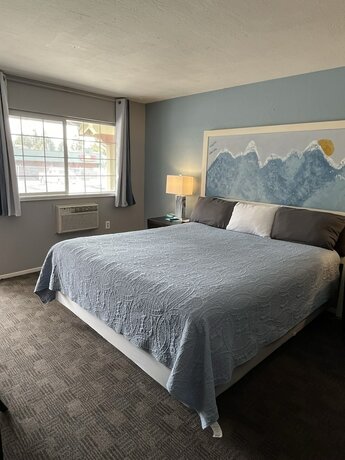Imagen general del Hotel Bluebird Day Inn and Suites. Foto 6