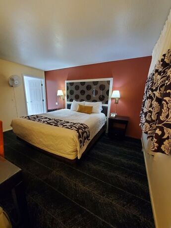 Imagen de la habitación del Hotel Bluebird Day Inn and Suites. Foto 17