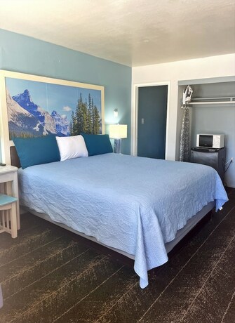 Imagen de la habitación del Hotel Bluebird Day Inn and Suites. Foto 19
