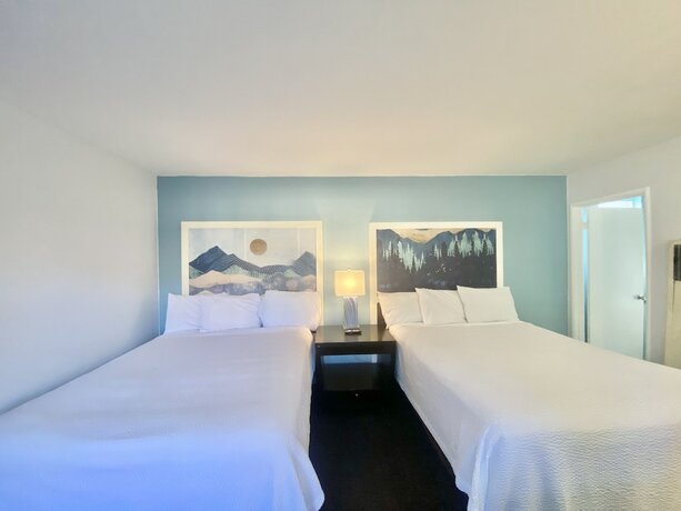 Imagen de la habitación del Hotel Bluebird Day Inn and Suites. Foto 20