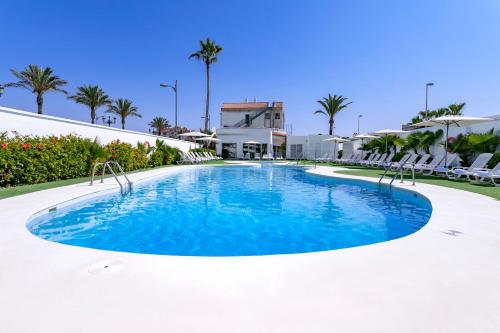 Imagen de la piscina del Hotel Bluesea Brisa Roquetas. Foto 18