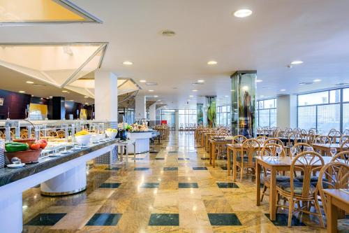 Imagen del bar/restaurante del Hotel Bluesea Brisa Roquetas. Foto 2