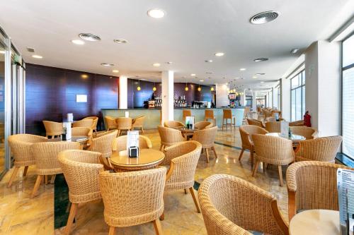 Imagen del bar/restaurante del Hotel Bluesea Brisa Roquetas. Foto 3