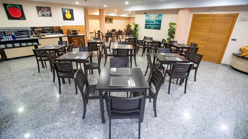 Imagen del bar/restaurante del Hotel Bluesea Calabahia. Foto 2