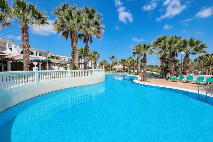 Imagen de la piscina del Hotel Bluesea Marina Parc. Foto 17