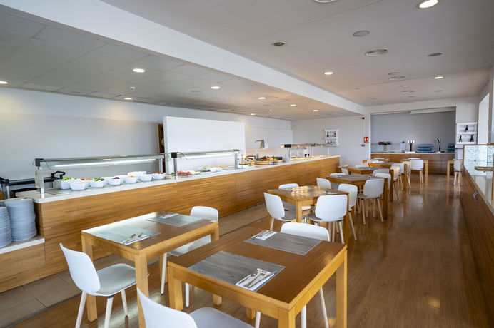 Imagen del bar/restaurante del Hotel Bluesea Playa Azul. Foto 16