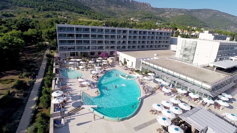 Imagen de la piscina del Hotel Bluesun Elaphusa. Foto 15