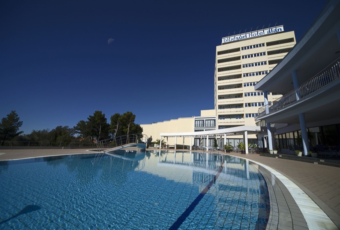 Imagen de la piscina del Hotel Bluesun Holiday Village Alan. Foto 12