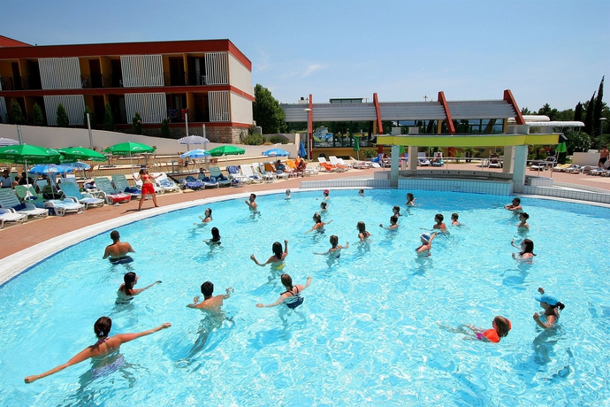Imagen de la piscina del Hotel Bluesun Holiday Village Bonaca. Foto 15