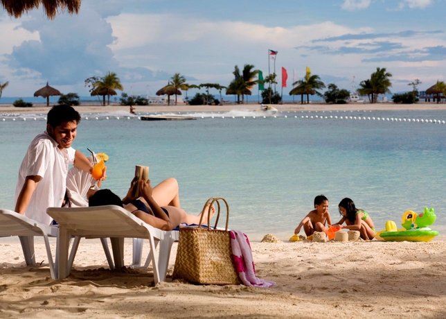 Imagen de los exteriores del Hotel Bluewater Maribago Beach Resort. Foto 11