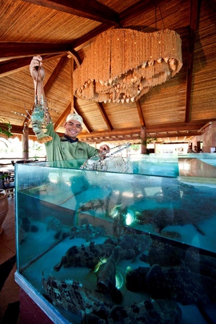 Imagen del bar/restaurante del Hotel Bluewater Maribago Beach Resort. Foto 4
