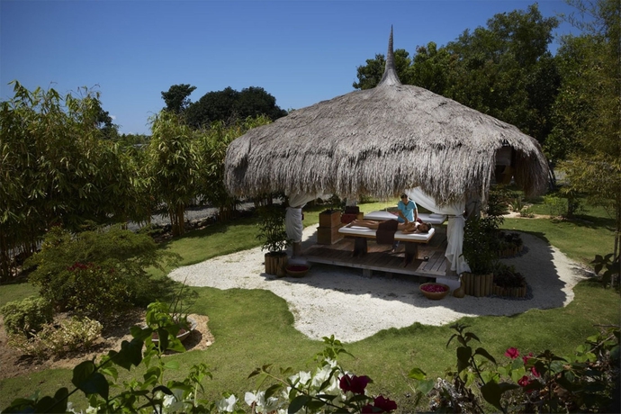 Imagen de los exteriores del Hotel Bluewater Panglao Beach Resort. Foto 12