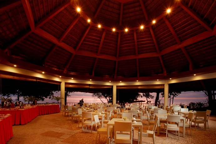 Imagen del bar/restaurante del Hotel Bluewater Sumilon Island Resort. Foto 4