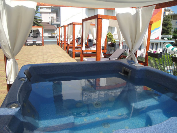 Imagen de la piscina del Hotel Blumarin. Foto 11