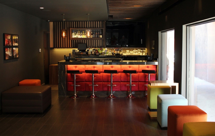Imagen del bar/restaurante del Hotel Blvd and Suites. Foto 1