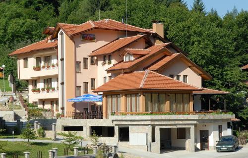 Imagen general del Hotel Blyan Family. Foto 1