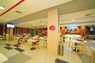 Imagen del bar/restaurante del Hotel BnB Kelapa Gading. Foto 7