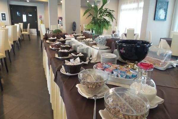 Imagen del bar/restaurante del Hotel Bns Francisco. Foto 2