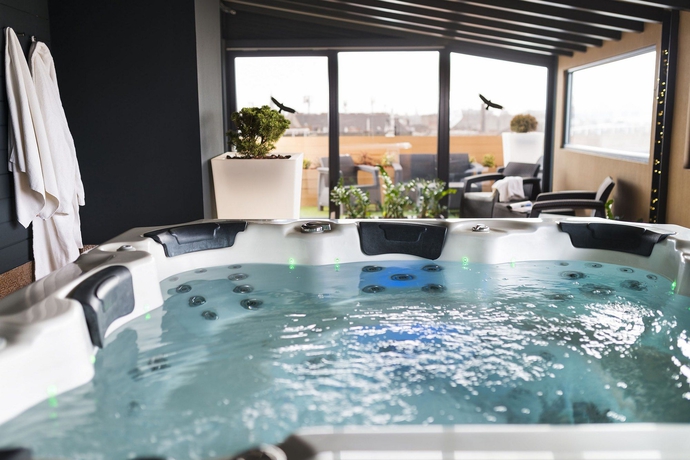 Imagen de la piscina del Hotel Bo33 Family and Suites. Foto 16