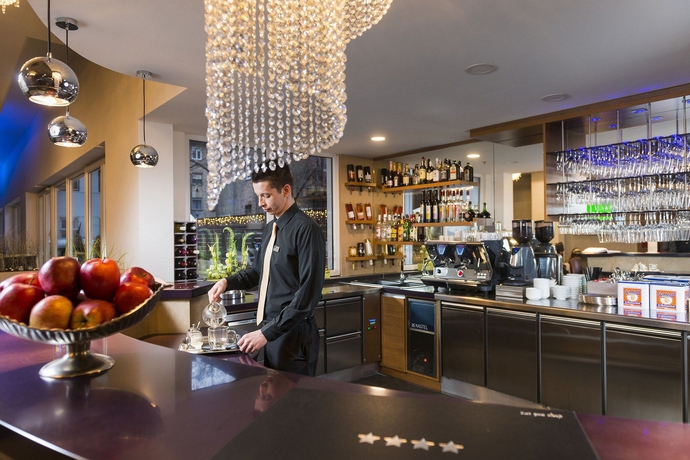 Imagen del bar/restaurante del Hotel Bo33 Family and Suites. Foto 3