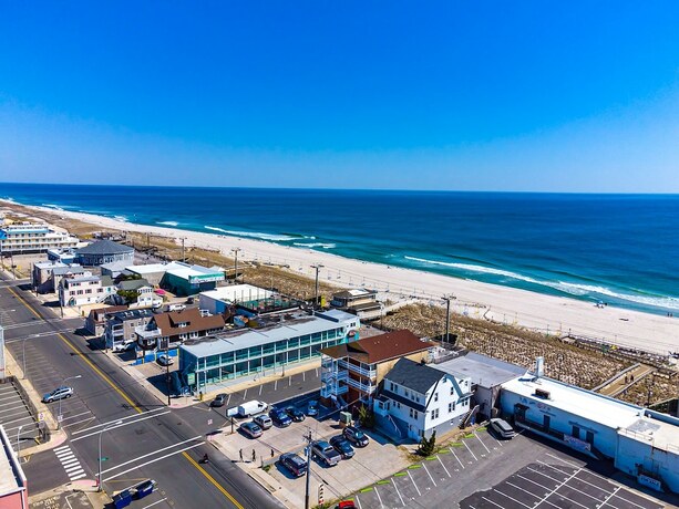 Imagen general del Hotel Boardwalk Sand and Surf Inn Oceanfront. Foto 1