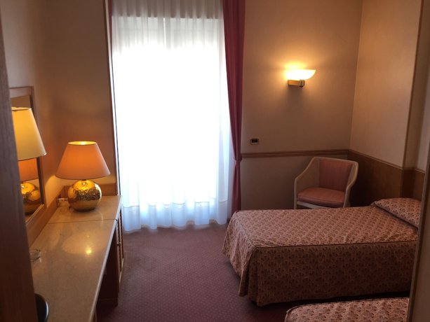 Imagen de la habitación del Hotel Bobby Executive. Foto 3