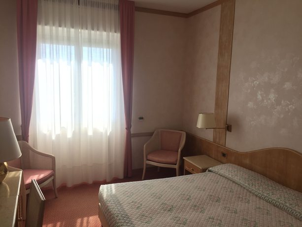 Imagen de la habitación del Hotel Bobby Executive. Foto 8