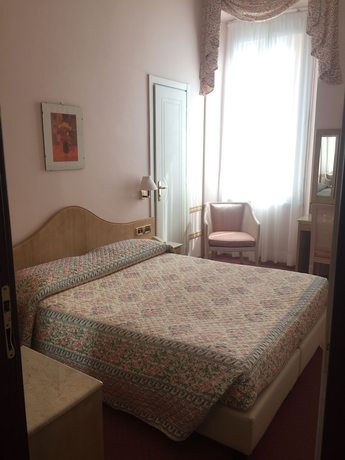 Imagen de la habitación del Hotel Bobby Executive. Foto 11