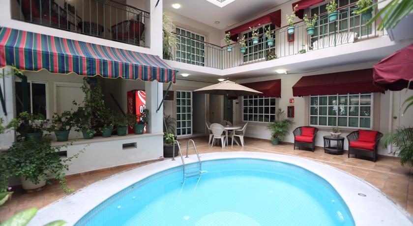 Imagen de la piscina del Hotel Boca Inn and Suites. Foto 7