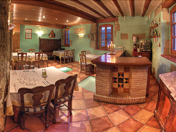 Imagen del bar/restaurante del Hotel Bodegas De Arn&eacute;s - Adults Only. Foto 4