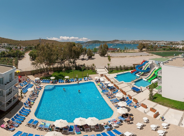 Imagen de la piscina del Hotel Bodrum Beach Resort. Foto 13