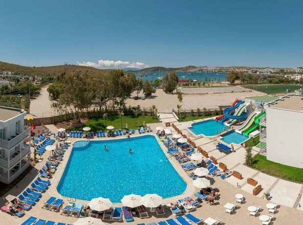 Imagen de la piscina del Hotel Bodrum Beach Resort. Foto 14