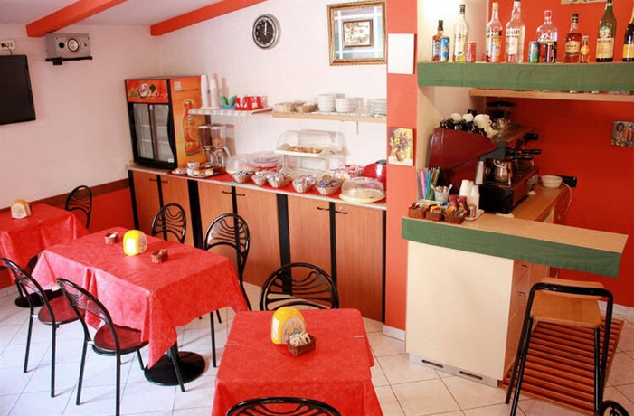 Imagen del bar/restaurante del Hotel Bogart, Estación Garibaldi. Foto 2