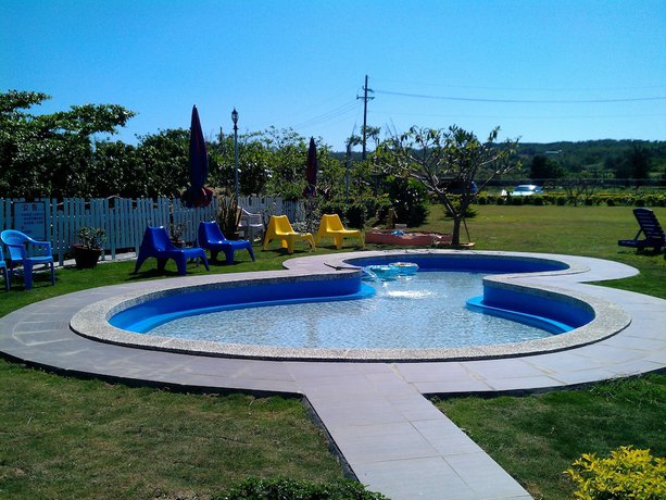 Imagen de la piscina del Hotel Bohemian Holiday Inn. Foto 19