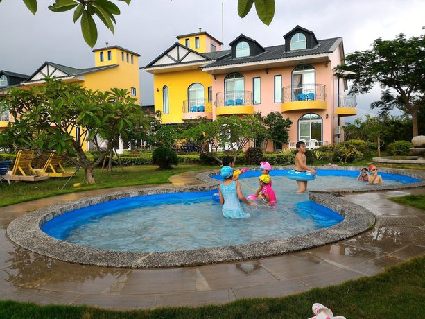 Imagen de la piscina del Hotel Bohemian Holiday Inn. Foto 20