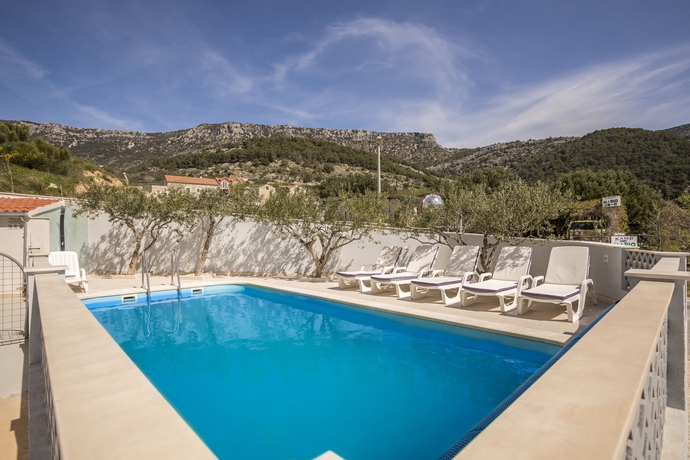 Imagen de la piscina del Hotel Bol Apartments Gospojica. Foto 15