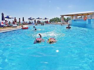 Imagen de la piscina del Hotel Boletsos Beach. Foto 17