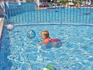 Imagen de la piscina del Hotel Boletsos Beach. Foto 19